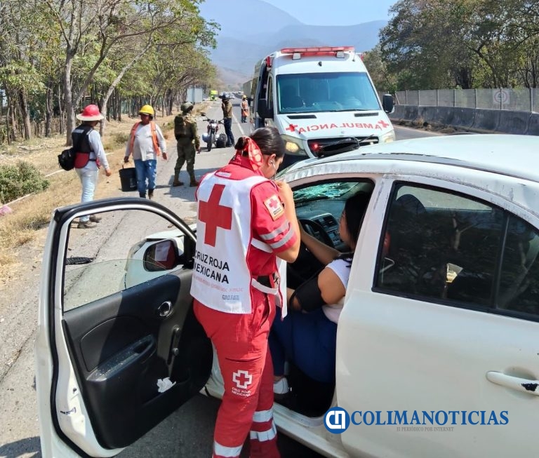 Tráiler provoca volcadura y se da a la fuga en la carretera Colima–Manzanillo