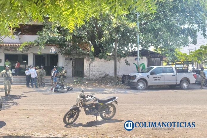 Unidad de la Marina choca contra motociclista en el centro de Tecomán; joven resulta herido