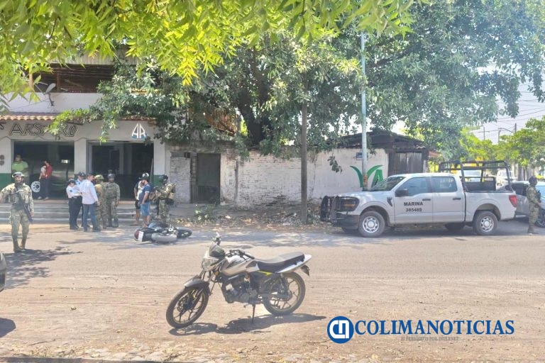 Unidad de la Marina choca contra motociclista en el centro de Tecomán; joven resulta herido