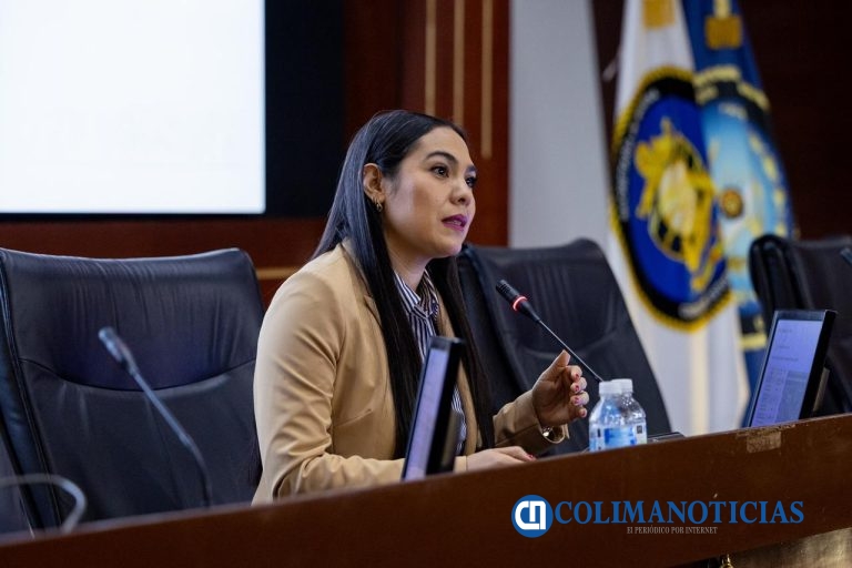 Gobernadora de Colima da conferencia sobre situación política, económica y social del estado en el Cesnav
