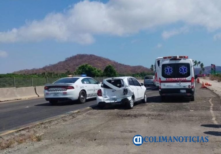 Autobús impacta vehículos compactos por la carretera Manzanillo-Armería