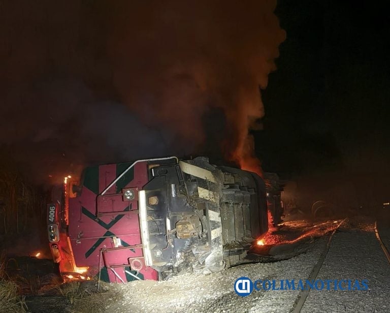 Choque de trenes en Cuyutlán deja tres heridos, incendio y severos daños en las vías
