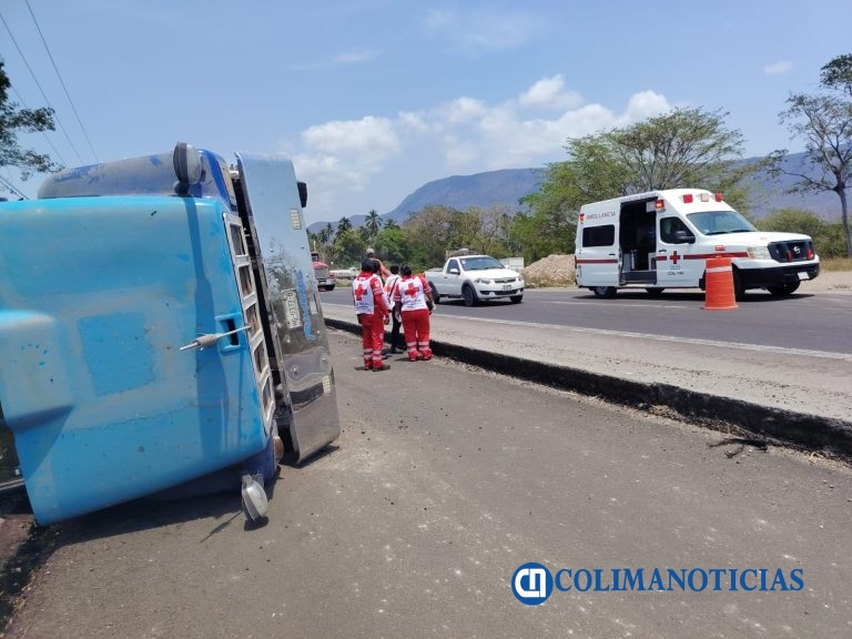 Vuelca camión Torton en la autopista Colima–Manzanillo; no hay lesionados