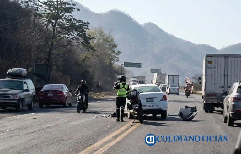 Accidente en el libramiento El Naranjo de Manzanillo, deja solo daños materiales