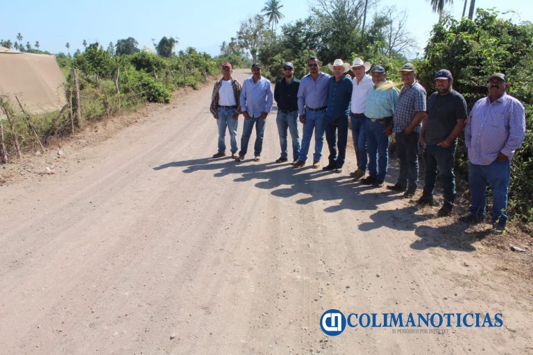 Administración de Indira Vizcaíno rehabilita caminos sacacosechas en comunidades rurales de Armería