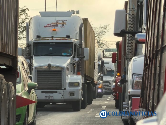 Automovilistas piden mayor señalización en tramo del crucero de Tecomán a la colonia Antonio Salazar