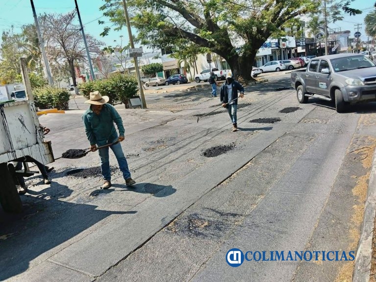Gobierno de Riult Rivera realiza trabajos de bacheo en la Av. Venustiano Carranza para mejorar las vialidades