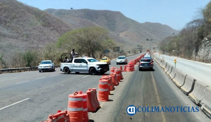 Captan a unidades de la Guardia Nacional realizando maniobras de riesgo en la autopista Colima-Manzanillo