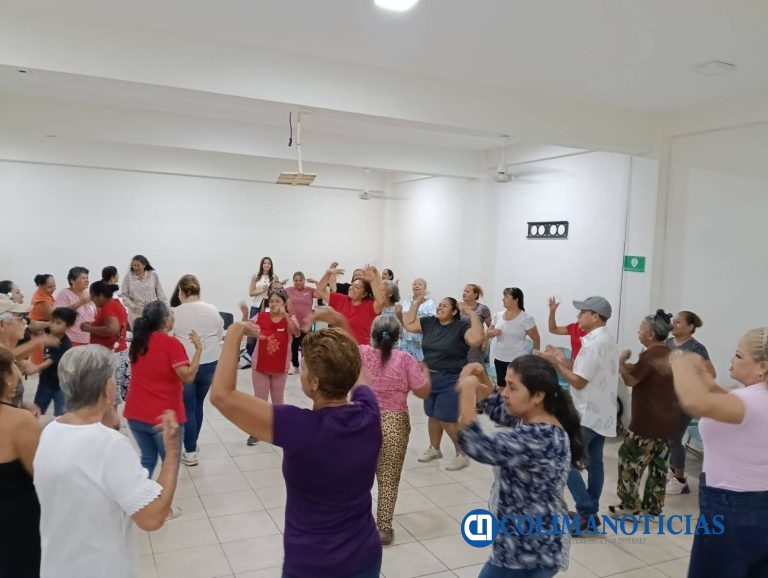 Promueven salud física y emocional en adultos mayores con danzaterapia en Tecomán