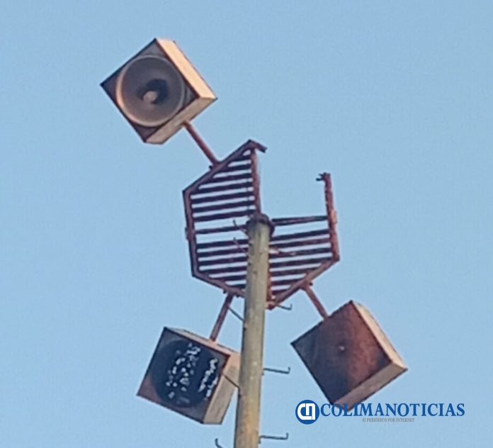 Denuncian poste dañado con enjambre en parque de Cerro de Ortega
