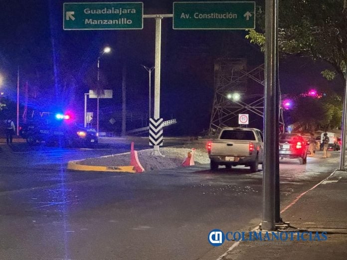 Ejecutan a un hombre a bordo de un vehículo sobre el puente del tercer anillo Periférico en Colima