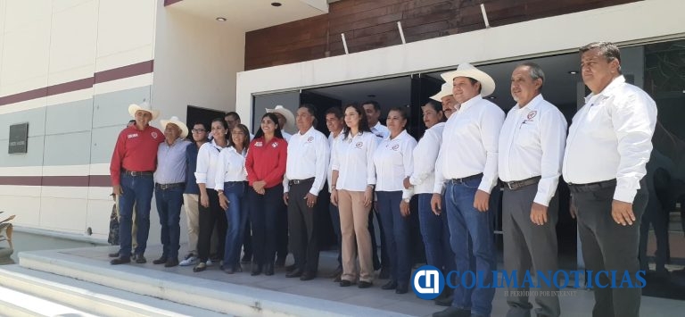 Se manifiestan ejidatarios de Manzanillo en el Congreso