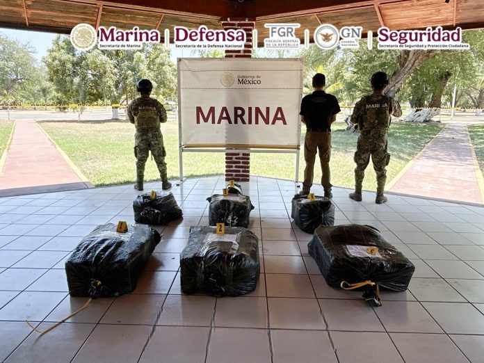 En una operación marítima se asegura una embarcación con 230 paquetes de presunta cocaína en las costas de Michoacán (4)