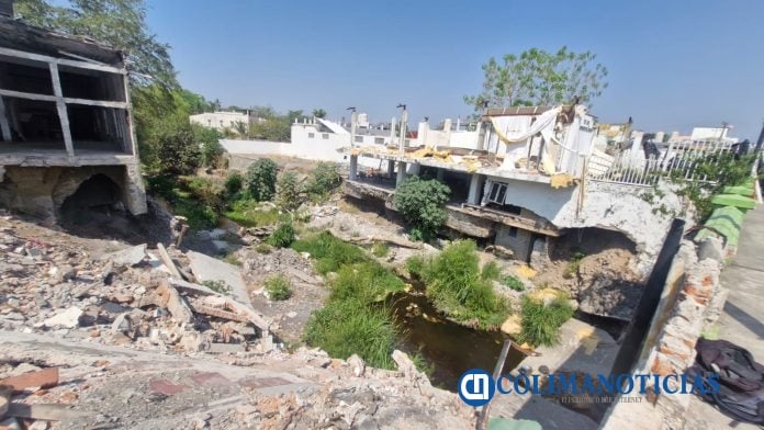 Escombros de edificios caídos en cauces de río Colima