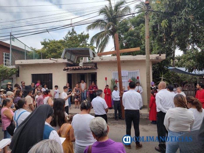 Feligreses participan en la reflexión del Viacrucis en la comunidad de Santiago (3)