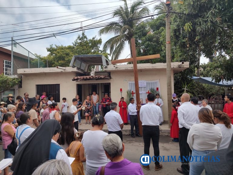 Feligreses participan en la reflexión del Viacrucis en la comunidad de Santiago