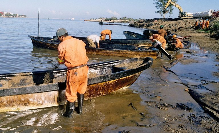 Emanaciones en el Golfo de México: limpian 889,4 toneladas de hidrocarburo en 48 playas