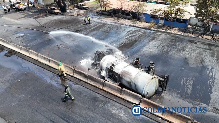 Cuerpos de emergencia controlan incendio de pipa en colonia Bayardo; se mantiene cierre en ambos sentidos de la autopista Colima-Manzanillo