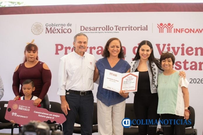Indira Vizcaíno y titular de Sedatu entregaron escrituras de Viviendas para el Bienestar a 26 familias en Villa de Álvarez (4)