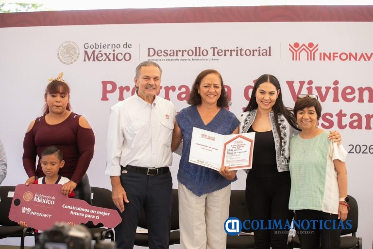 Indira Vizcaíno y titular de Sedatu entregaron escrituras de Viviendas para el Bienestar a 26 familias en Villa de Álvarez