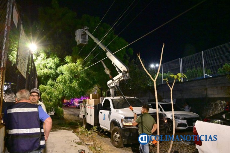 Riult Rivera continúa con los trabajos de iluminar Colima, para mejorar la seguridad en la capital