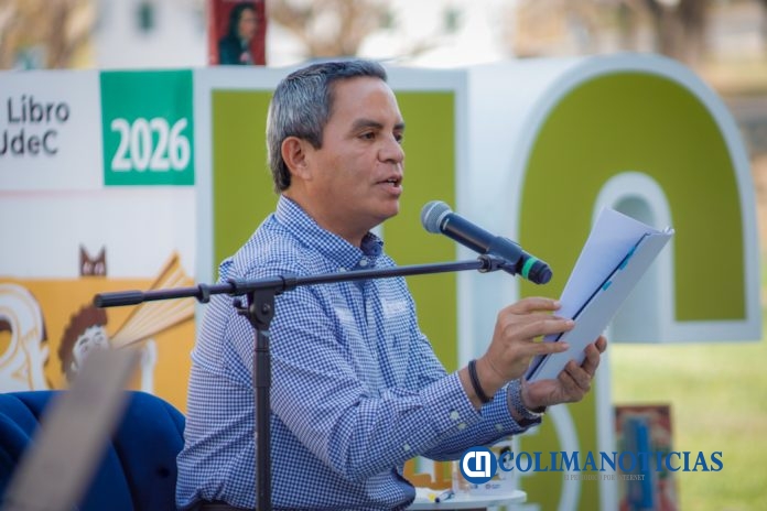 Rector lee en voz alta textos de alumnos del Bachillerato 2_f