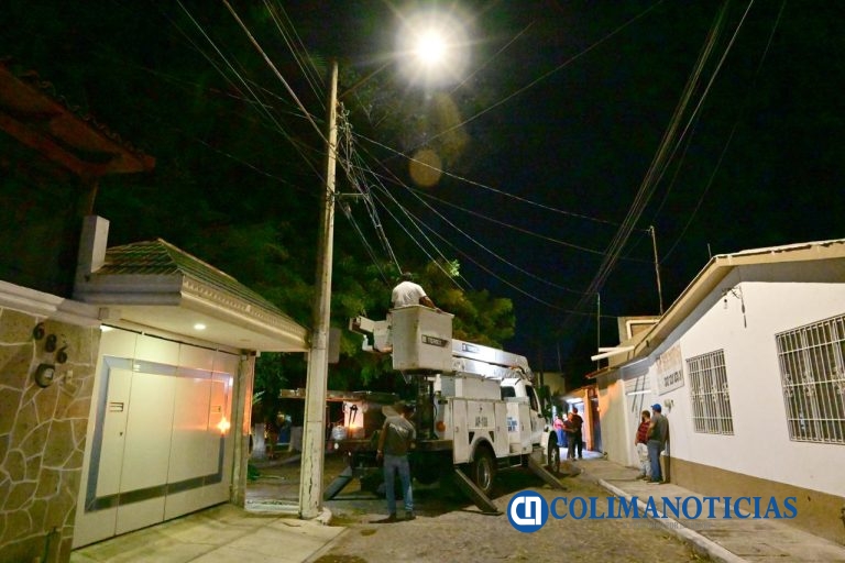 Riult Rivera continúa realizando trabajos de poda e instalación de luminarias, ahora en la colonia Fovissste y fraccionamiento Camino Real