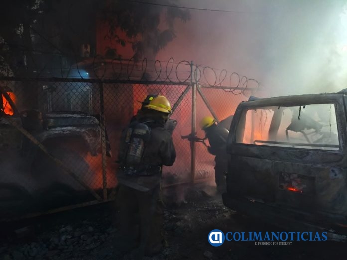 Se incendian dos vehículos, neumáticos y madera en la colonia FSTSE del Valle de Las Garzas (2)