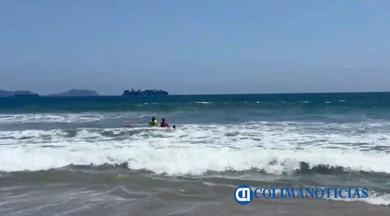 Guardavidas de UEPC Colima y PC Manzanillo rescatan a dos hombres en La Audiencia y Miramar