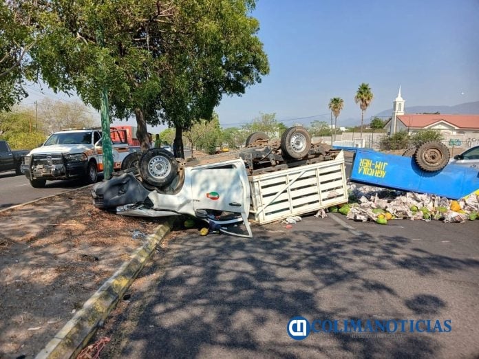 Volcadura de camioneta obstruye vialidad en el Tercer Anillo Periférico hacia glorieta de Perritos Bailarines