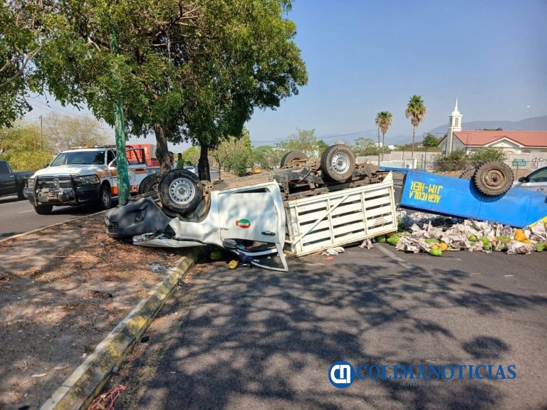 Volcadura de camioneta obstruye vialidad en el Tercer Anillo Periférico hacia glorieta de Perritos Bailarines