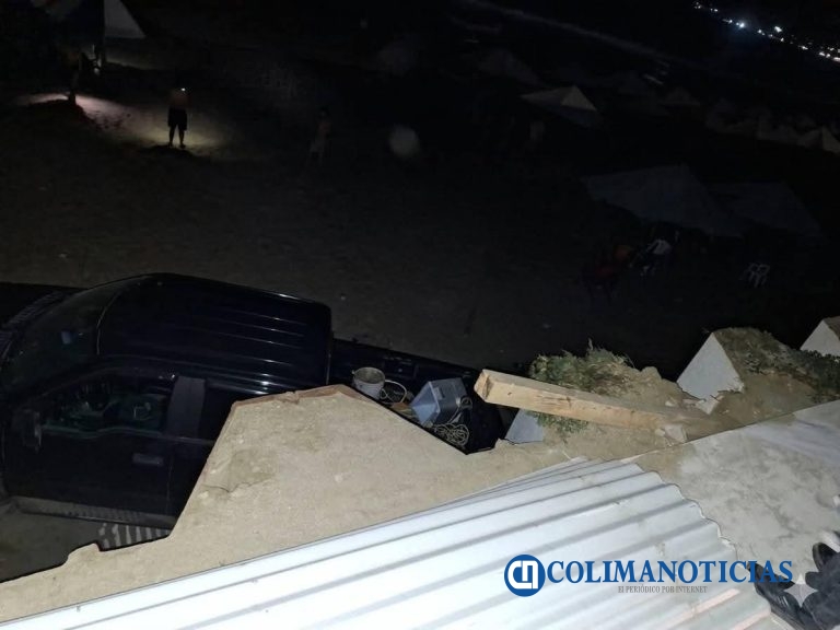 Camioneta cae a la playa en el malecón de Playa de Oro – Miramar