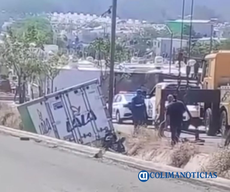 Camioneta repartidora cae a un canal en la colonia Valle Paraíso de Manzanillo