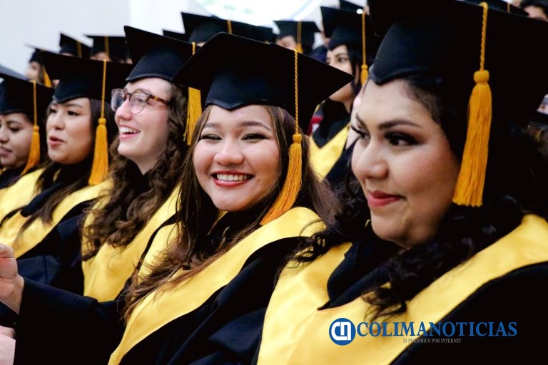 Celebran graduación de la Facultad de Turismo; egresan 51 jóvenes y se titulan 38 profesionistas