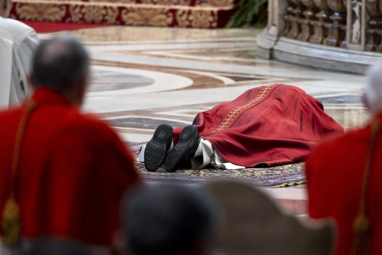 León XIV reza tendido en el suelo de la basílica vaticana durante la Pasión de Cristo