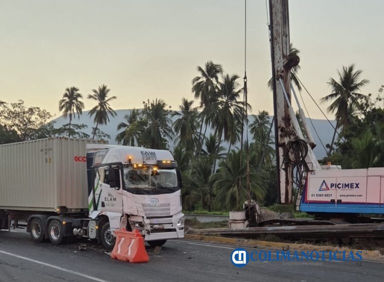 Tráiler impacta autobús con pasajeros en la autopista Colima-Manzanillo