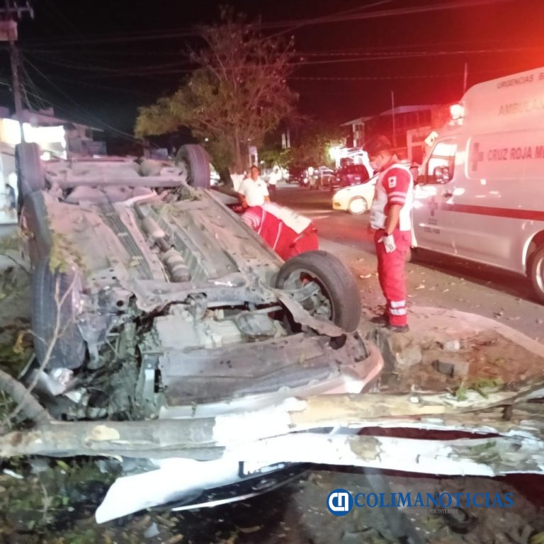Aparatosa volcadura deja a joven lesionada en Av. Torres Ortiz