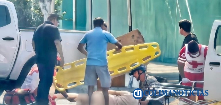 Choque entre moto y camioneta deja a menor con fracturas en Tecomán