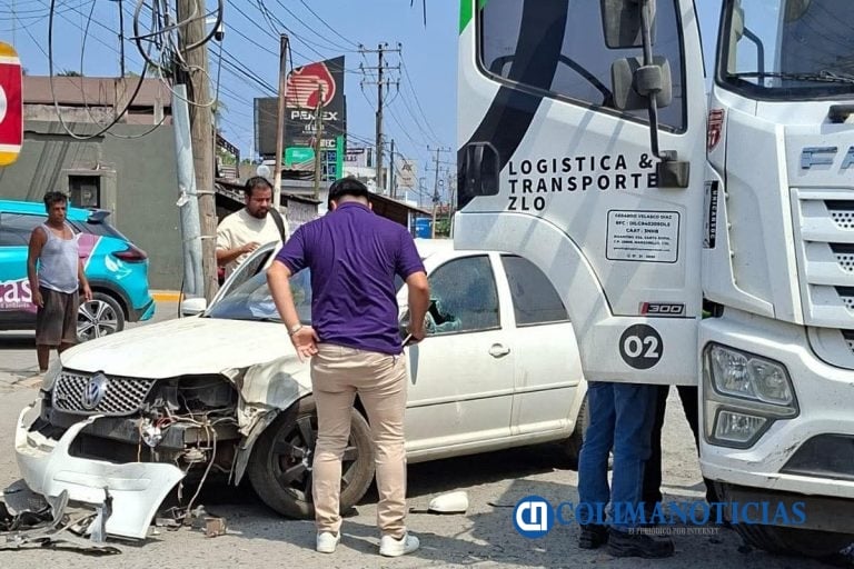 Accidente vehicular en Tapeixtles, deja solo daños materiales
