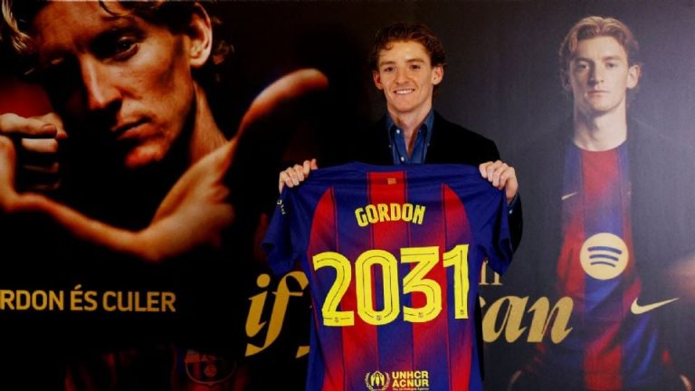 Anthony Gordon, delantero inglés de 25 años, firma por cinco temporadas con el Barcelona