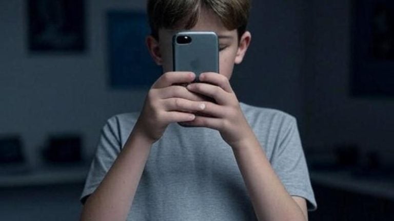 CDMX: aprueban reforma que restringe celulares en escuelas de nivel básico