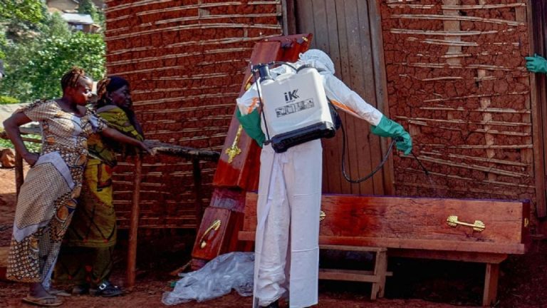 Aumenta a 220 el número de fallecidos por posibles contagios de ébola en el Congo: OMS