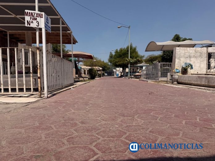 Denuncian uso indebido del panteón en Tecomán; lo utilizan para tirar bolsas con ropa