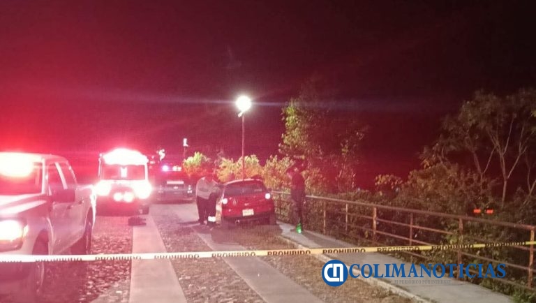 Ejecutan a un hombre y una mujer dentro de un vehículo cerca de la plaza de toros de Coquimatlán