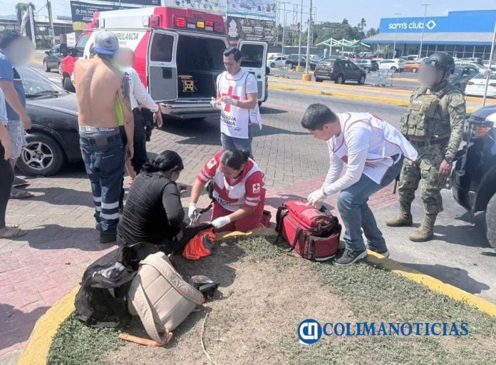 Femenina sufre aparatoso accidente por el boulevard en Manzanillo