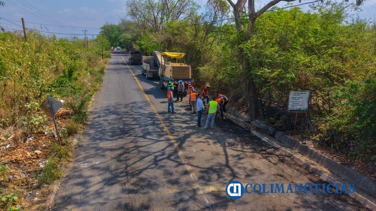 Gobierno de Indira Vizcaíno refuerza la conservación del libramiento Nogueras, en Comala