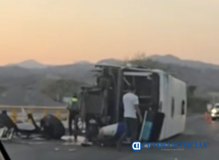 Vuelca camión urbano en el libramiento El Naranjo de Manzanillo