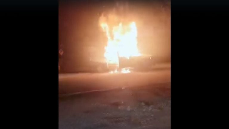 Incendian vehículos y bloquean la carretera Michoacán-Colima tras asesinato de comuneros de Pómaro