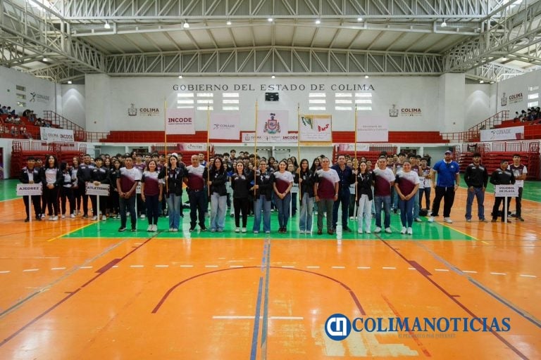 Indira Vizcaíno abanderó a delegación colimense que irá a los Juegos Nacionales de Educación Media Superior