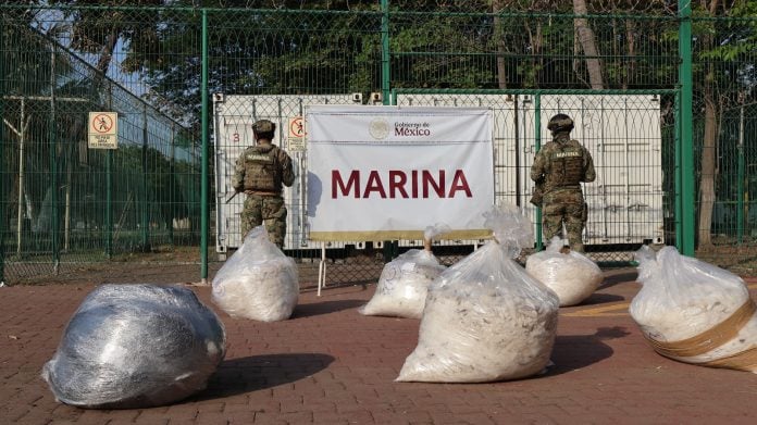 La Secretaría de Marina asegura cinco bultos con presunta metanfetamina en el puerto de Manzanillo, Colima (4)